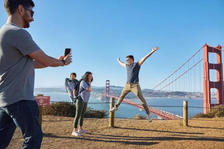 Un groupe prenant des photos au Golden Gate Bridge