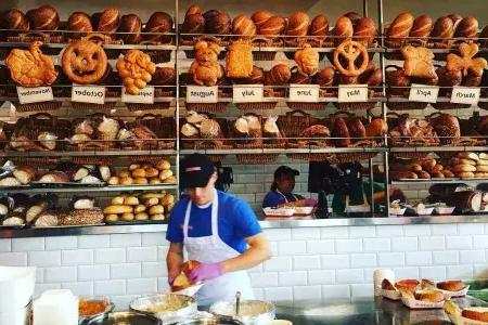 面包师们在贝博体彩app的轮缘面包店用酵母制作面包.